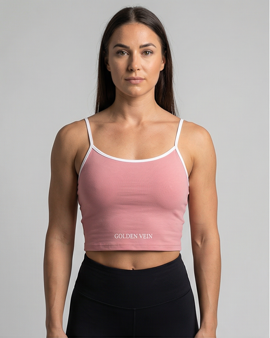 Rosa Golden Vein Essential Crop Top aus weichem Stretchmaterial, getragen von einem sportlichen weiblichen Model in Studioaufnahme; klare Silhouette und minimalistisches Design. Front Ansicht.