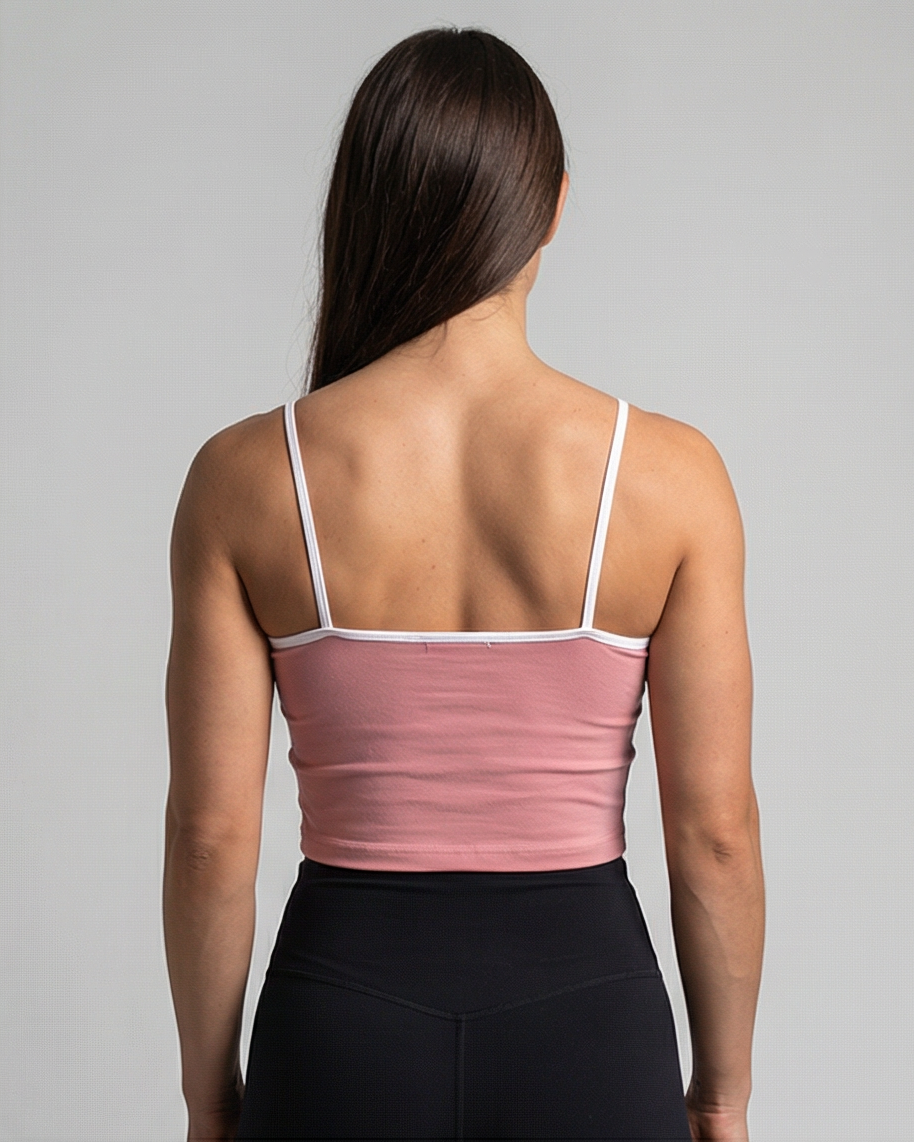 Rosa Golden Vein Essential Crop Top aus weichem Stretchmaterial, getragen von einem sportlichen weiblichen Model in Studioaufnahme; klare Silhouette und minimalistisches Design. Rücken Ansicht.