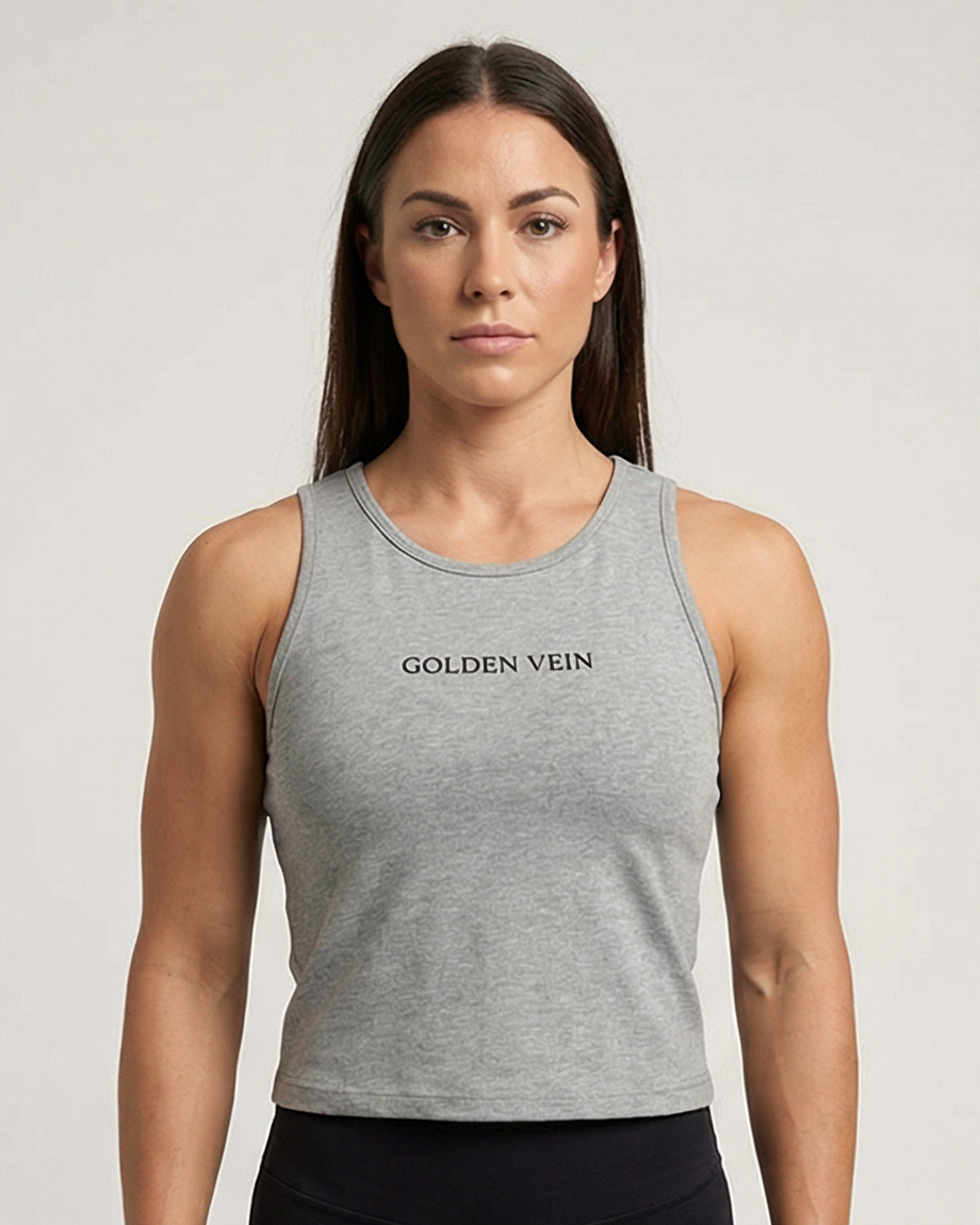 Graues Golden Vein Crop Tank Top, frontale Studioaufnahme an einem weiblichen Fitness-Model; sportlicher Schnitt, weiche Stoffstruktur und klare Silhouette.