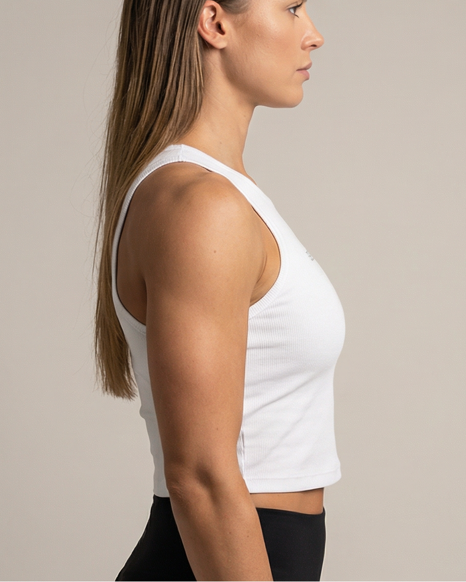 Weißes Golden Vein Crop Tank Top, seitliche Ansicht eines weiblichen Models; Fokus auf Passform, Armausschnitt und figurbetonte Linien.