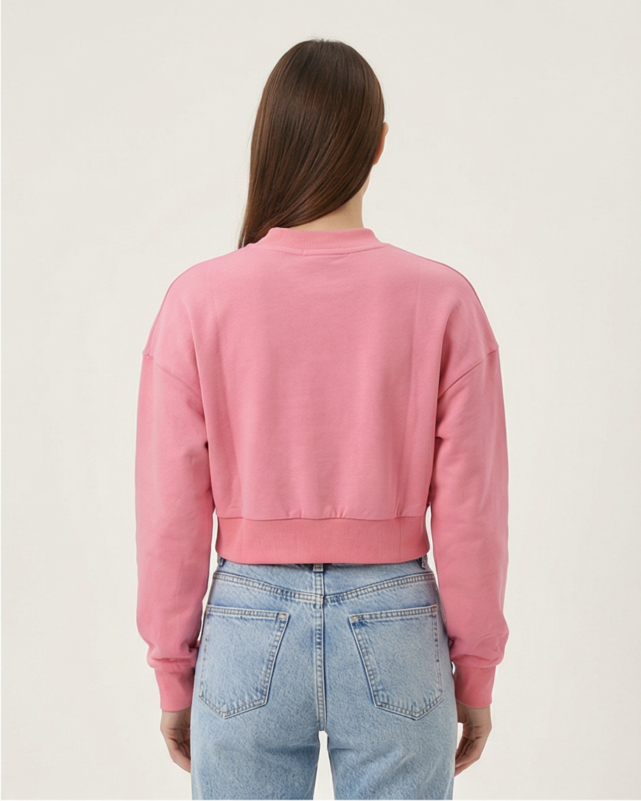 Pinker Golden Vein Cropped Sweater, Rückansicht an weiblichem Fitness-Model; klarer Stoffverlauf und kurze Rückenlänge.