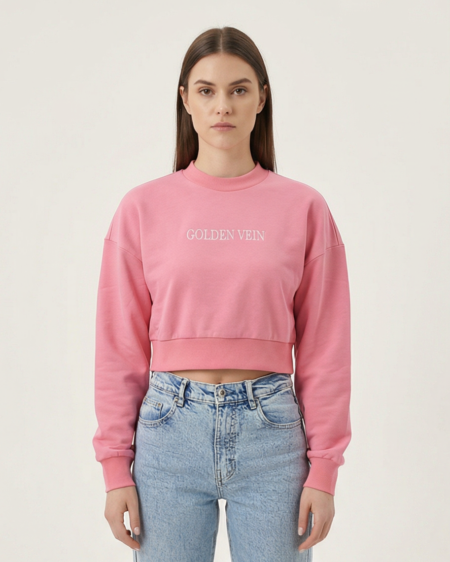 Pinker Golden Vein Cropped Sweater, frontale Studioaufnahme an einem weiblichen Model; weicher Stoff, kurze Passform und dezenter Logo-Print.