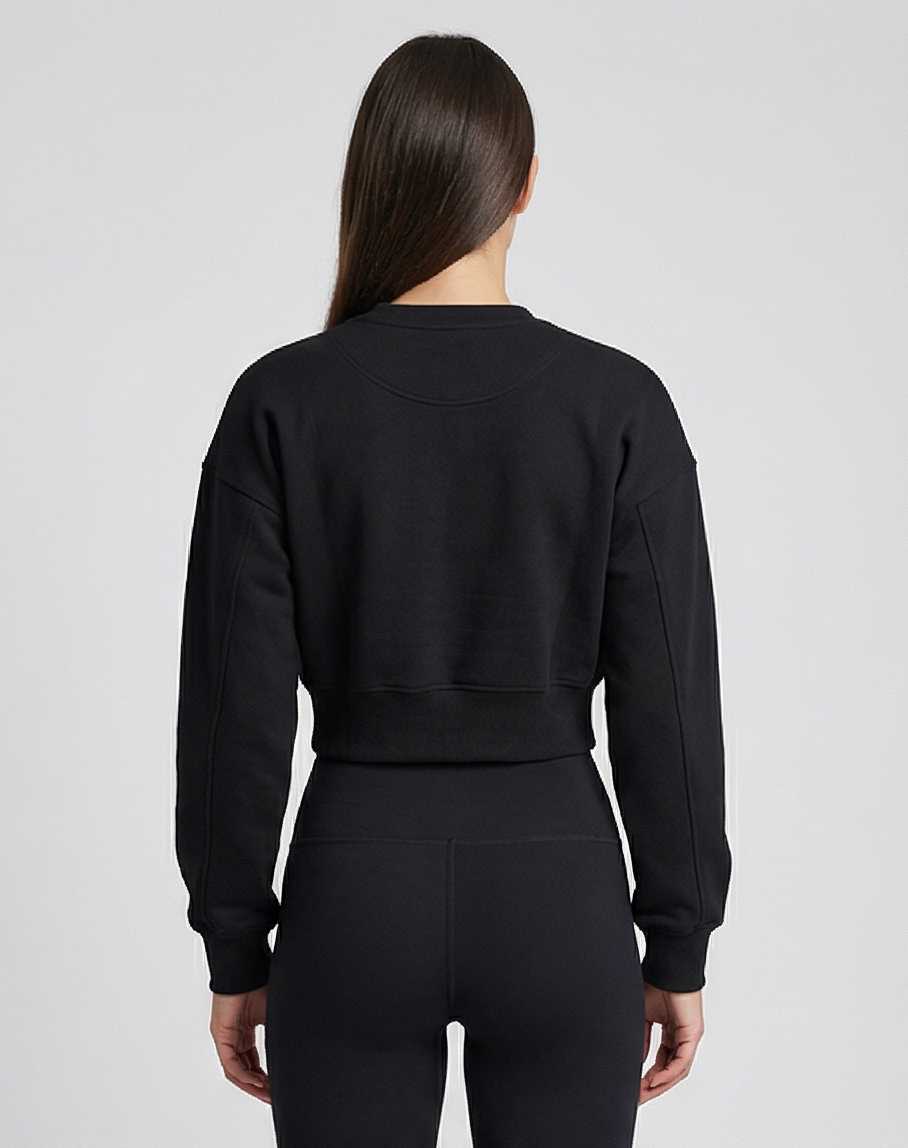 Schwarzer Golden Vein Cropped Sweater, Rückansicht an weiblichem Fitness-Model; glatter Stoffverlauf und kurze Rückenlänge.
