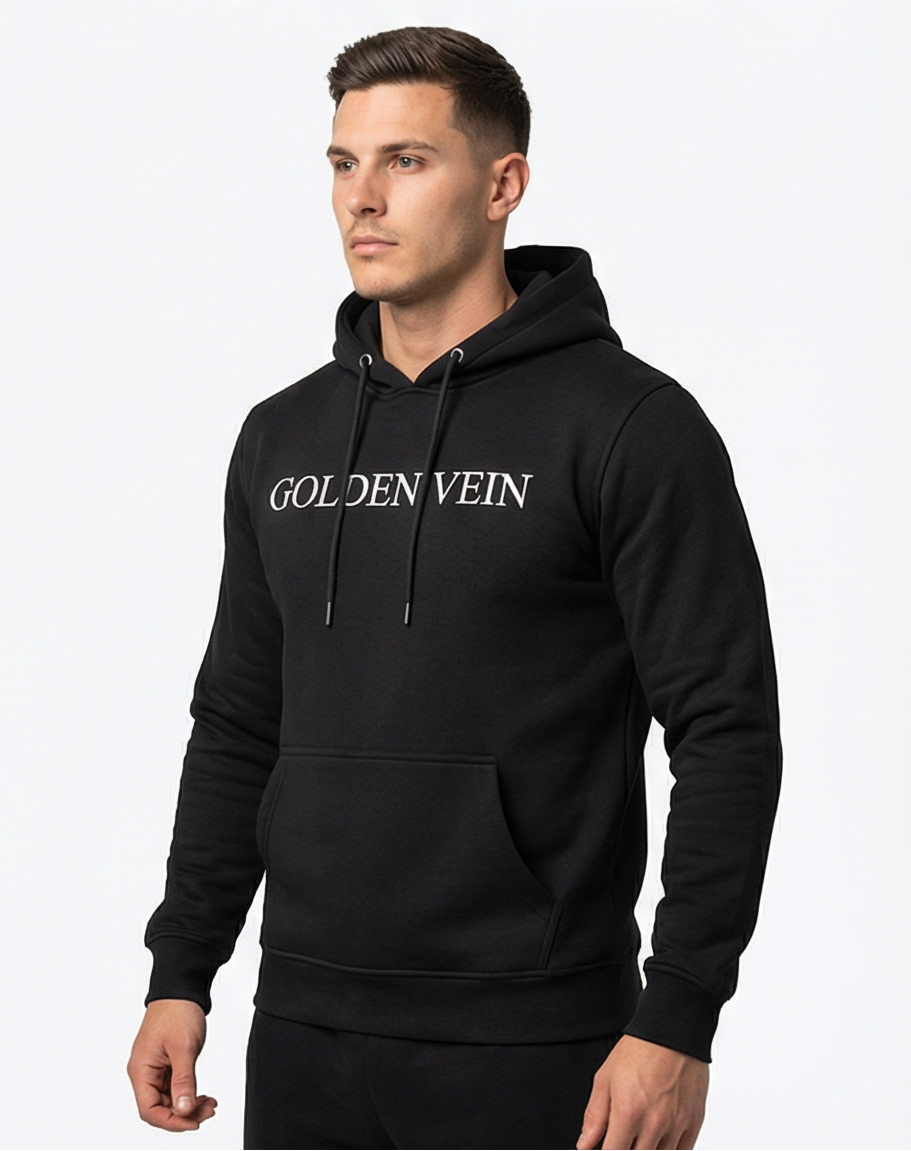 Schwarzer Golden Vein Essential Hoodie, 45-Grad-Ansicht eines sportlichen männlichen Models im Studio; moderner, minimalistischer Athleisure-Look.