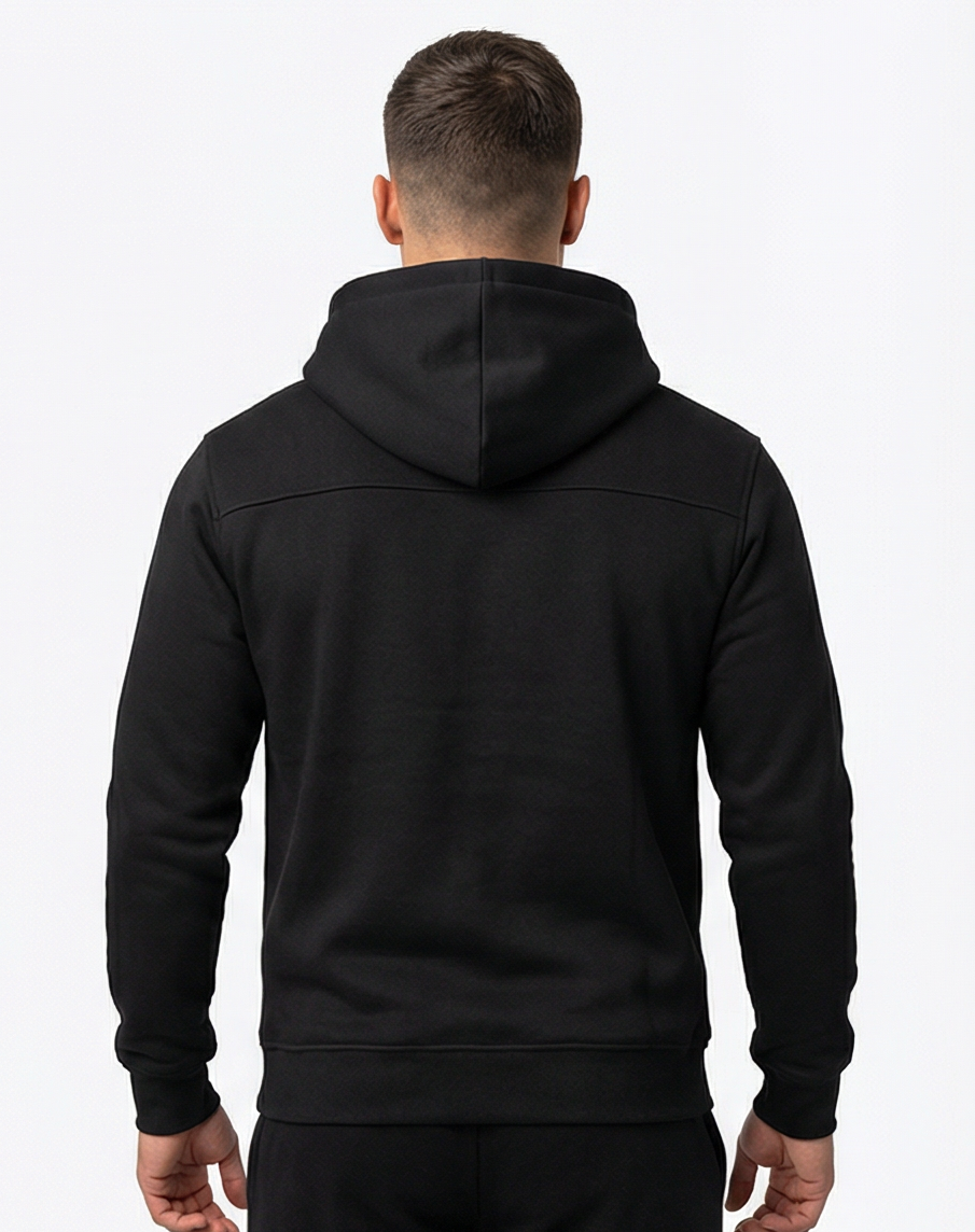Schwarzer Golden Vein Essential Hoodie, Rückansicht an einem männlichen Fitness-Model; glatter Stoffverlauf und klassische Hoodie-Silhouette.