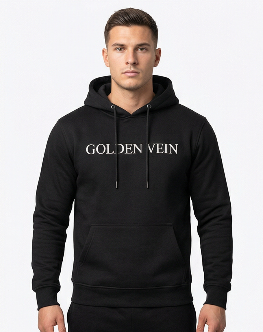 Schwarzer Golden Vein Essential Hoodie, frontale Studioaufnahme an einem männlichen Fitness-Model; minimalistischer Frontprint, weiche Stoffstruktur und klassische Kapuzenpassform.