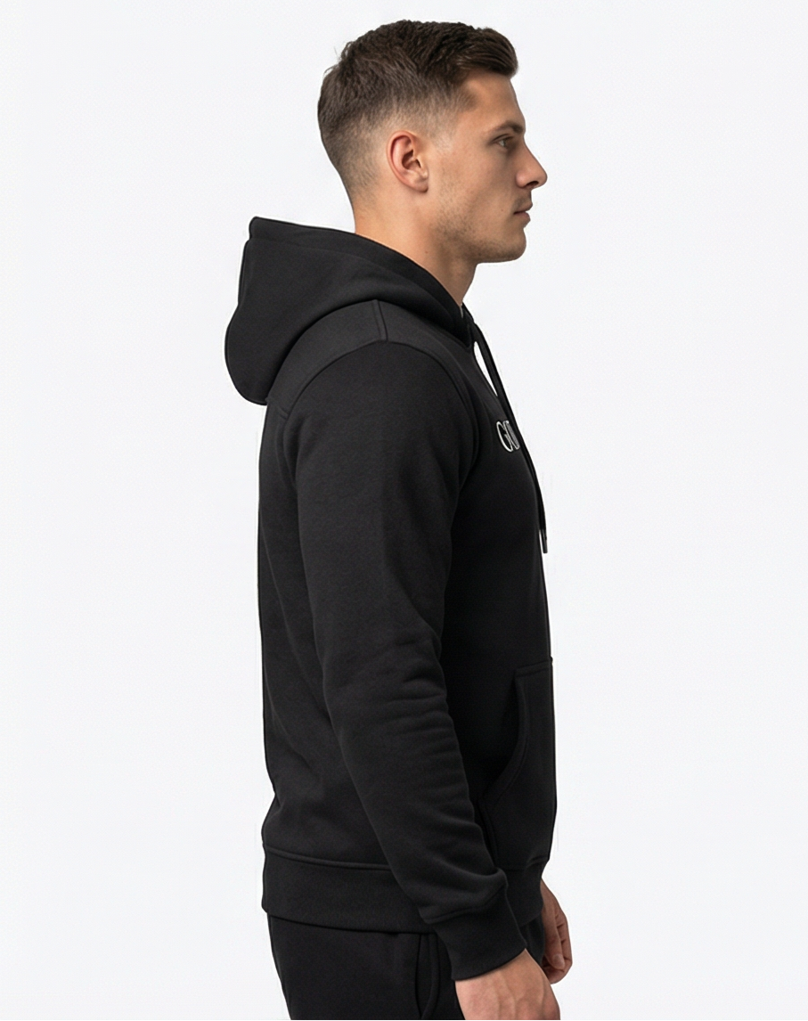 Schwarzer Golden Vein Essential Hoodie, seitliche Studioansicht eines männlichen Models; Fokus auf Kapuze, Ärmelstruktur und entspannte Passform.
