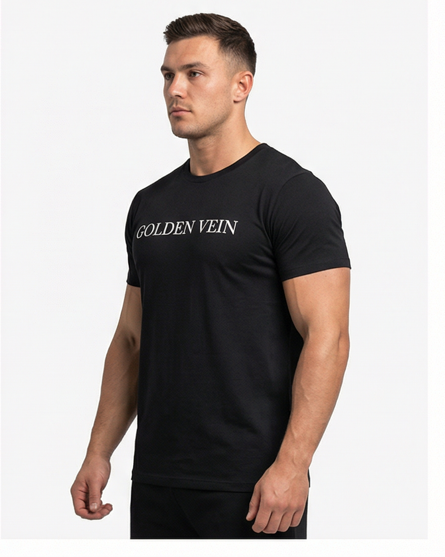 Schwarzes GV Essential Shirt, 45-Grad-Ansicht eines sportlichen männlichen Models im Studio; moderner Athleisure-Look.