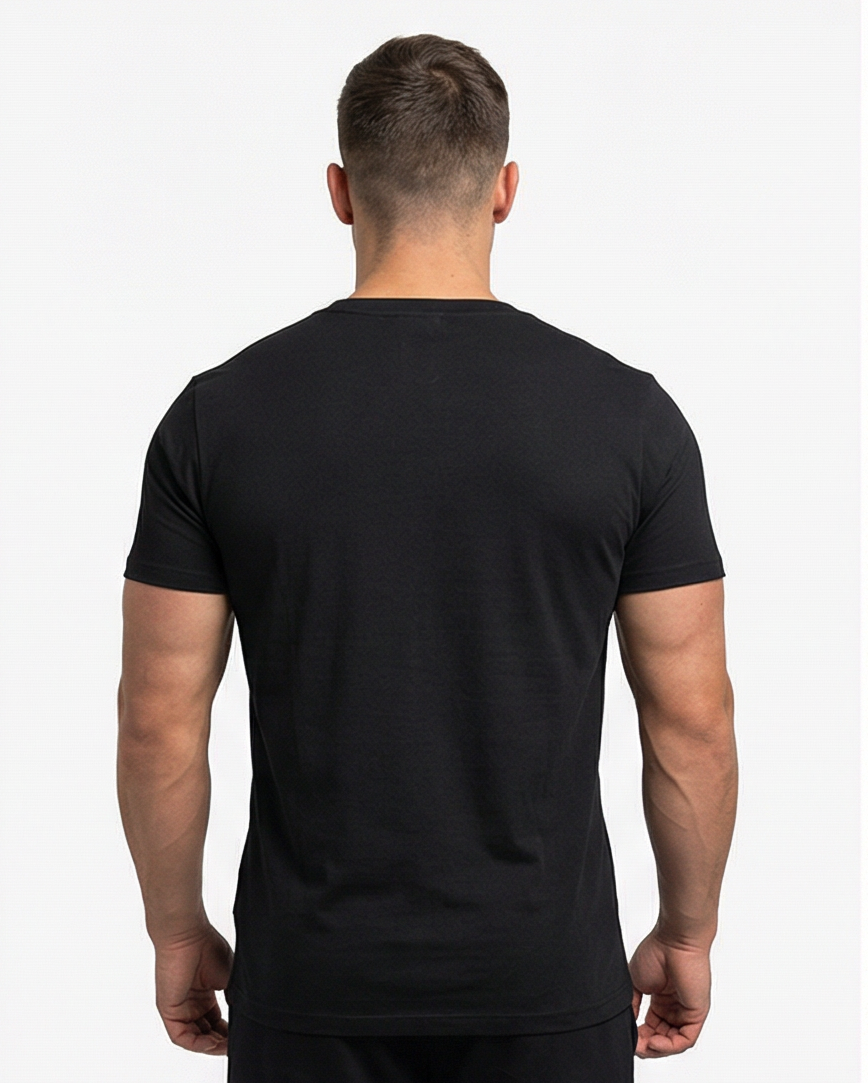 Schwarzes GV Essential Shirt, Rückansicht an männlichem Fitness-Model; klare Schulterlinie und glatte Stoffstruktur.