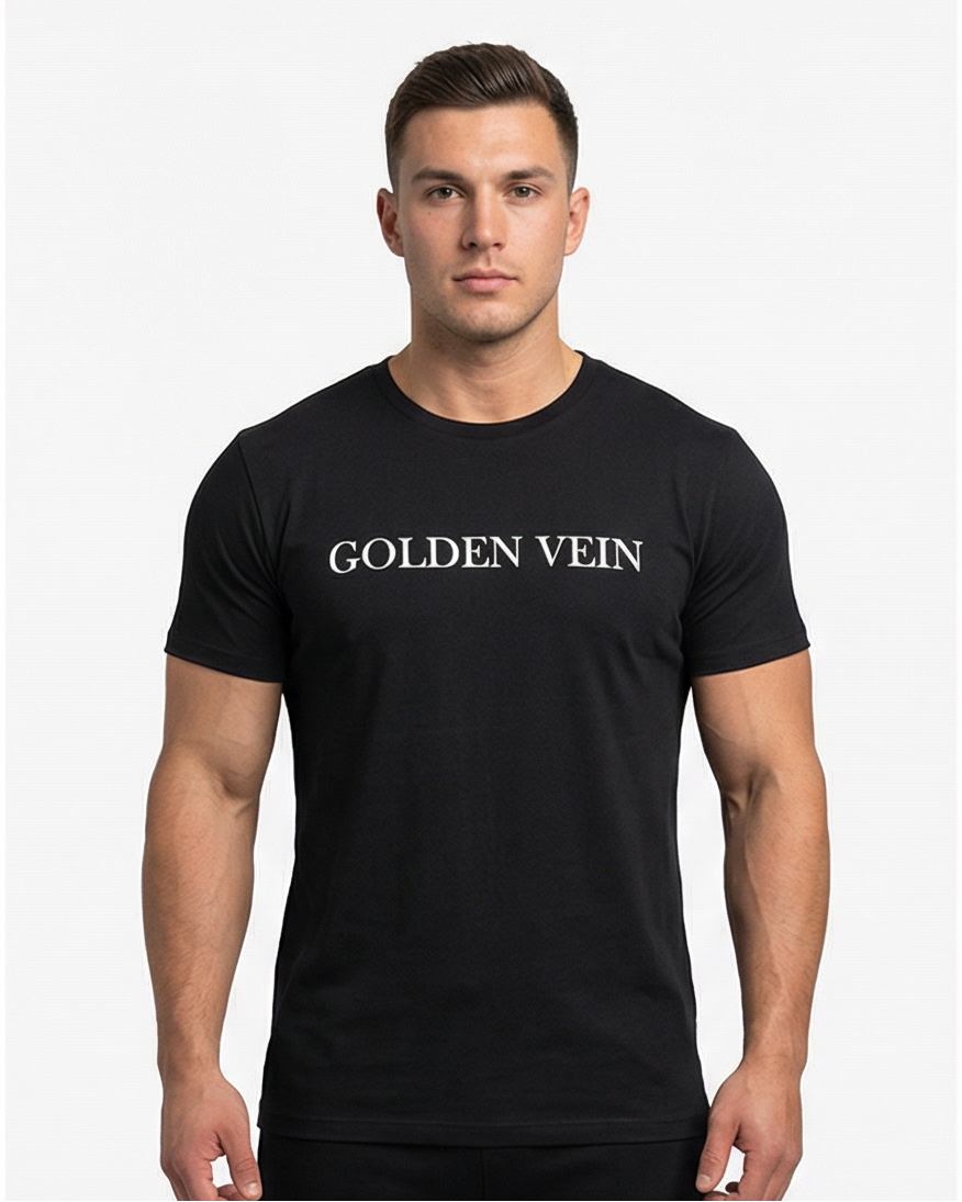 Schwarzes GV Essential Shirt, frontale Studioaufnahme an einem männlichen Fitness-Model; minimalistische Brustprint-Grafik und sportliche Passform.