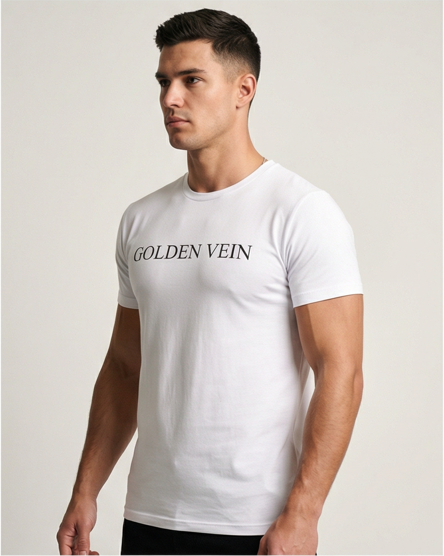 Weißes GV Essential Shirt, 45-Grad-Ansicht eines sportlichen männlichen Models im Studio; moderner, cleaner Athleisure-Look.