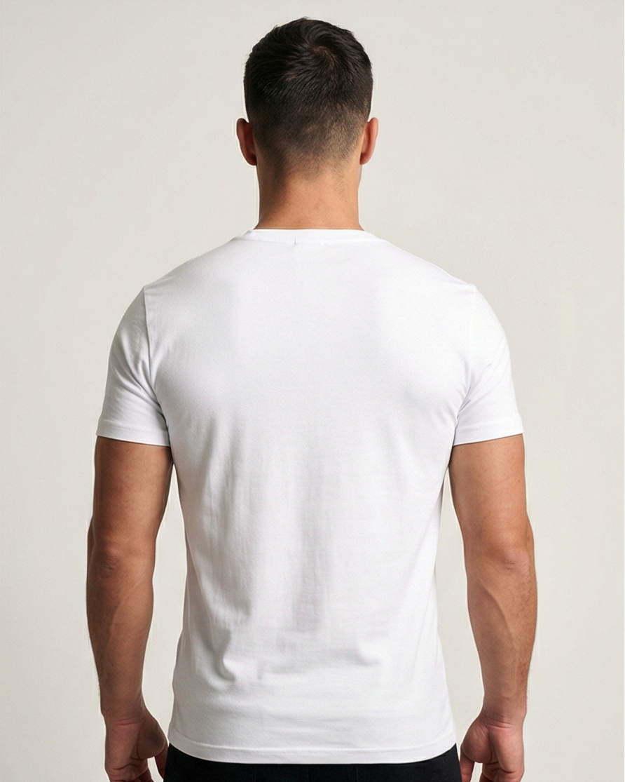 Weißes GV Essential Shirt, Rückansicht an männlichem Fitnessmodel; glatte Stoffstruktur und klare Schulterlinie.