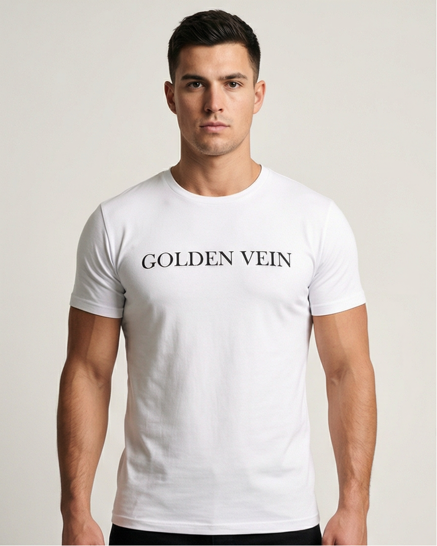 Weißes GV Essential Shirt, frontale Studioaufnahme an einem männlichen Fitness-Model; minimalistischer Brustprint und klare, sportliche Passform.