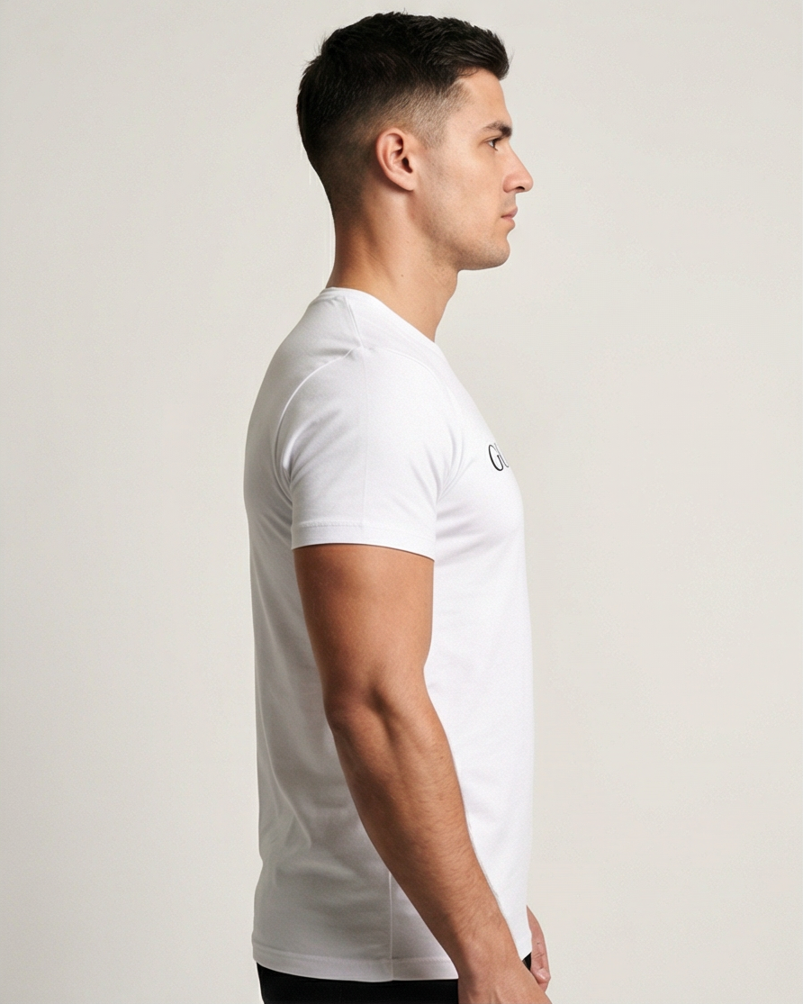 Weißes GV Essential Shirt, seitliche Studioansicht eines männlichen Models; Fokus auf Silhouette, Stofffall und Ärmelpassform.