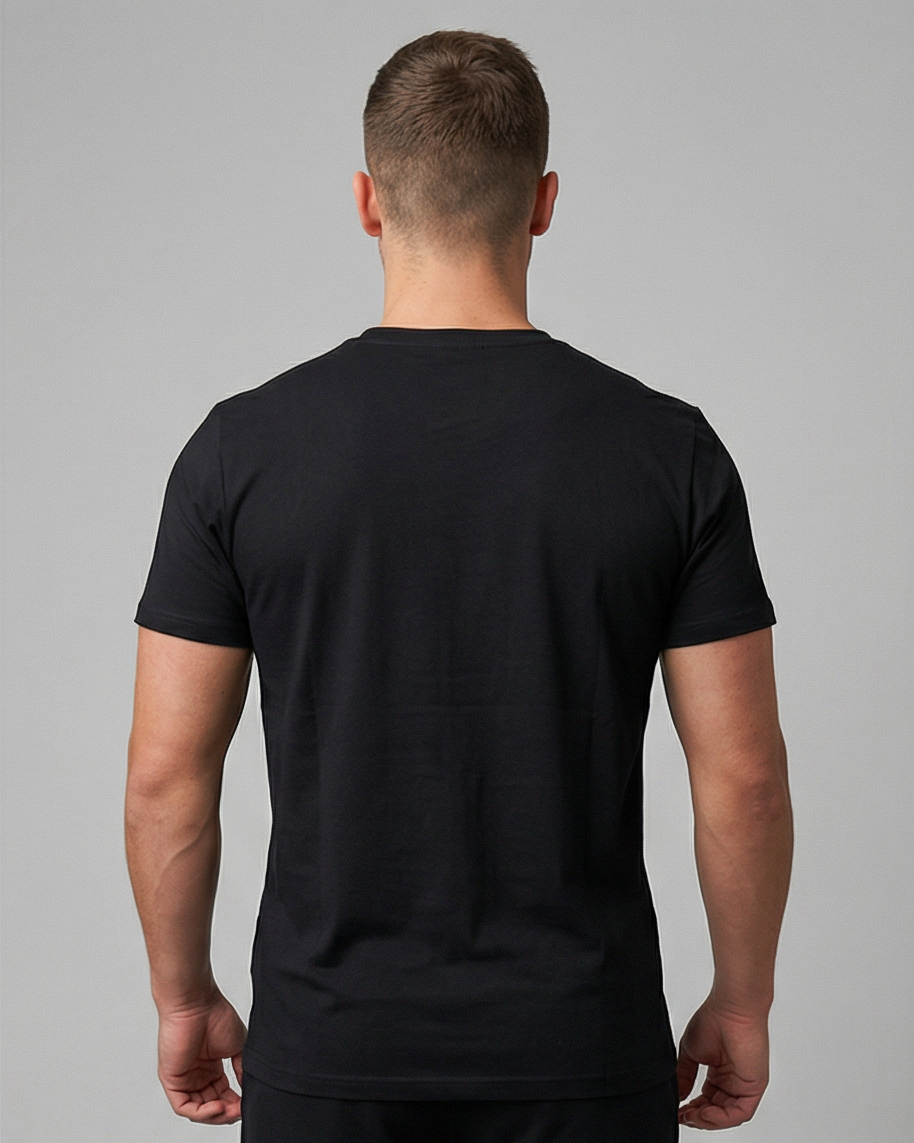 Schwarzes Golden Vein Fitness Shirt, getragen von einem männlichen Model im Studio, Rücken Ansicht.