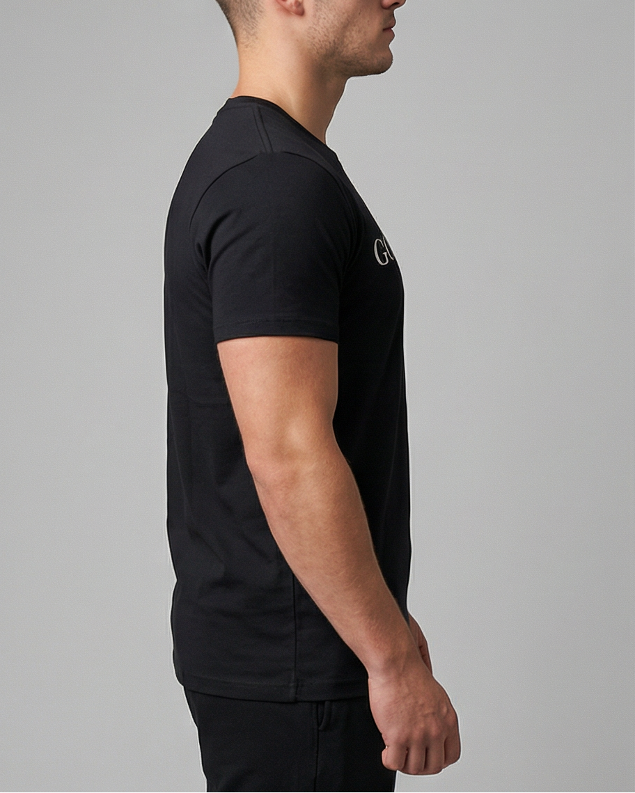 Schwarzes Golden Vein Fitness Shirt, getragen von einem männlichen Model im Studio, Seiten Ansicht.