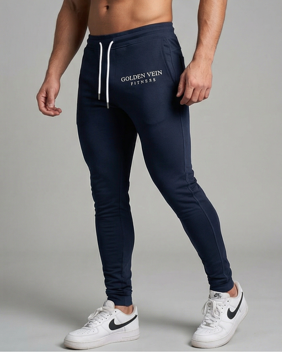 GV Performance Jogger in Navy, 45-Grad-Ansicht eines männlichen Fitness-Models; athletische Passform und Premium-Studiofotografie.
