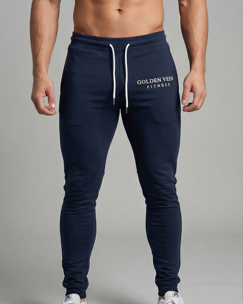 GV Performance Jogger in Navy, frontale Studioaufnahme an männlichem Fitness-Model; hochwertiger Baumwoll-Stretchstoff und sportliche Passform.
