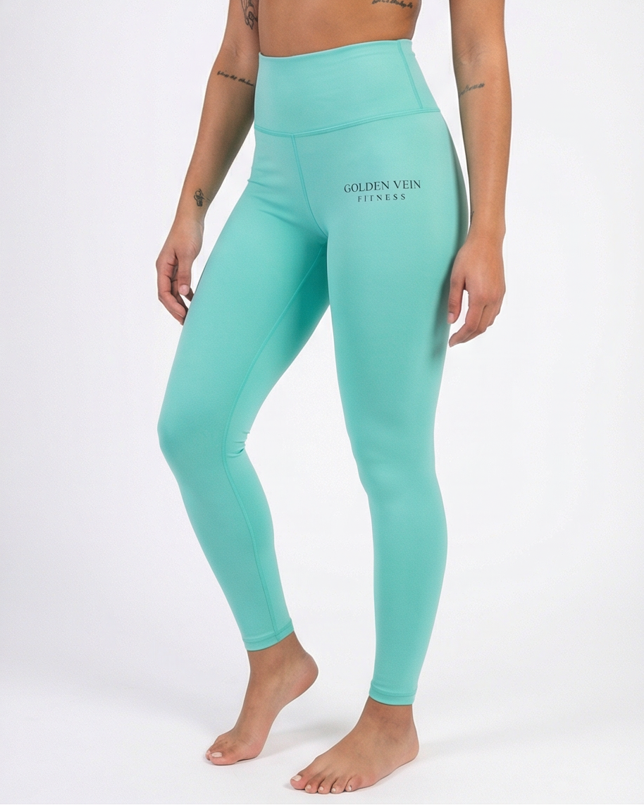 Aquamarinfarbene Golden Vein Performance Leggings, 45-Grad-Ansicht eines sportlichen weiblichen Models im Studio; moderne Athleisure-Ästhetik und klare Linien.