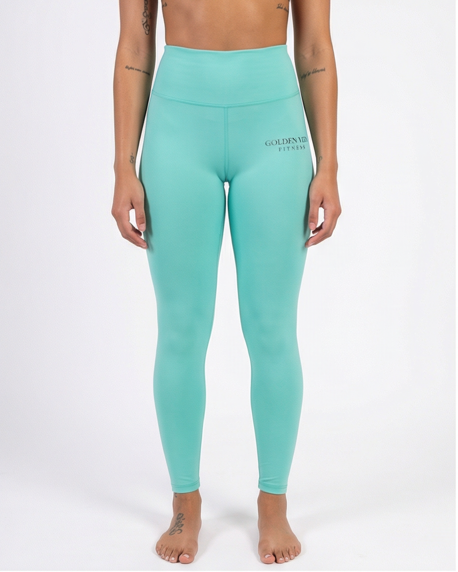 Aquamarinfarbene Golden Vein Performance Leggings, frontale Studioaufnahme an einem weiblichen Fitness-Model; High-Waist-Schnitt, glatte Stoffstruktur und figurbetonte Passform.
