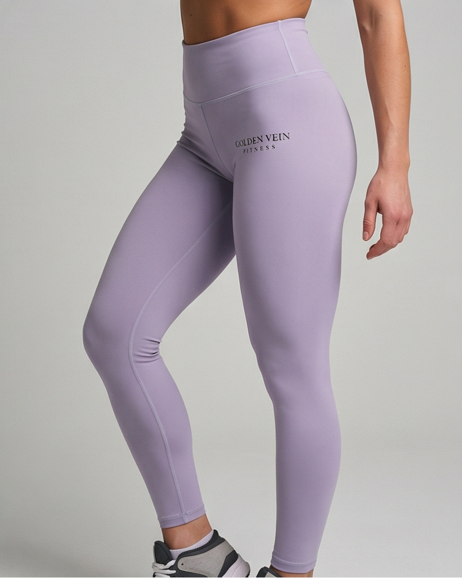 Lavendelfarbene Golden Vein Performance Leggings, 45-Grad-Ansicht eines sportlichen weiblichen Models im Studio; definierte Silhouette und moderner Athleisure-Look.