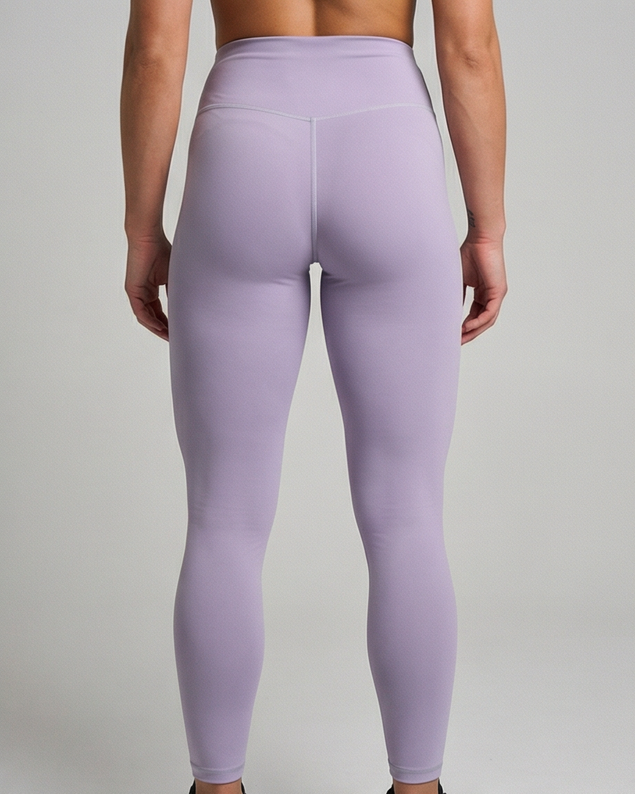 Lavendelfarbene Golden Vein Performance Leggings, Rückansicht an weiblichem Fitness-Model; Akzentuierung der Passform und glatter Materialverlauf.