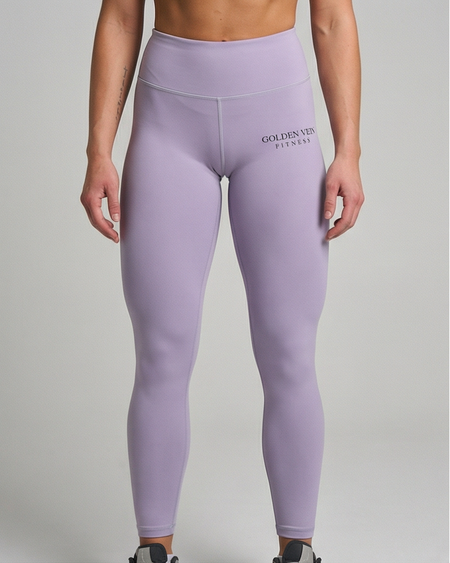 Lavendelfarbene Golden Vein Performance Leggings, frontale Studioaufnahme an einem weiblichen Fitness-Model; High-Waist-Schnitt und glatte, formende Stoffstruktur.