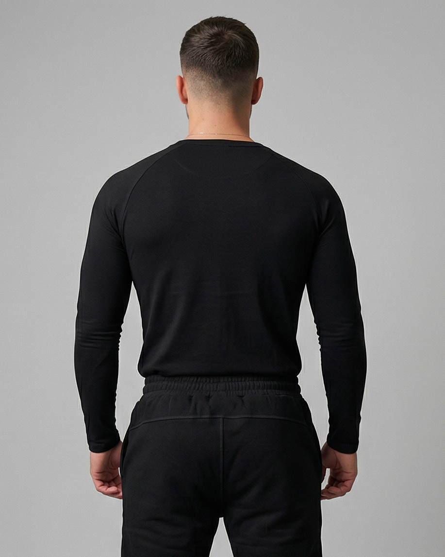 Schwarzes Golden Vein Performance Longsleeve, Rückansicht an einem männlichen Model; glatter Stoffverlauf und betonte Rückenpartie.