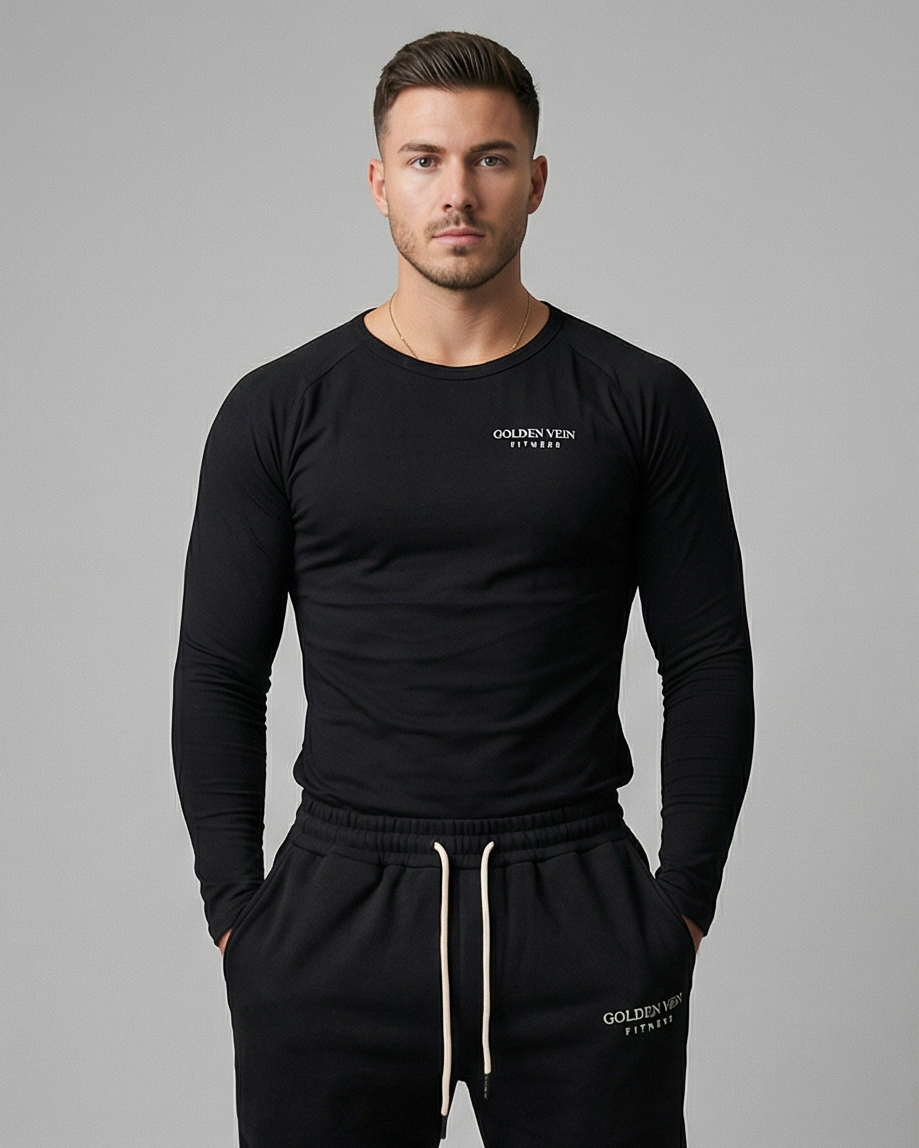 Schwarzes Golden Vein Performance Longsleeve, frontale Studioaufnahme an einem männlichen Fitness-Model; eng anliegende Passform und atmungsaktiver Stoff.
