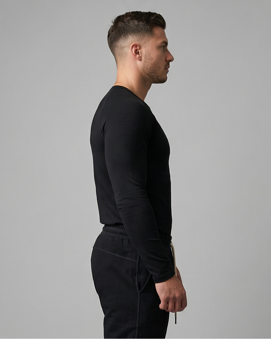Schwarzes Golden Vein Performance Longsleeve, seitliche Studioansicht eines männlichen Models; Fokus auf Silhouette, Ärmelpassform und sportliche Linien.
