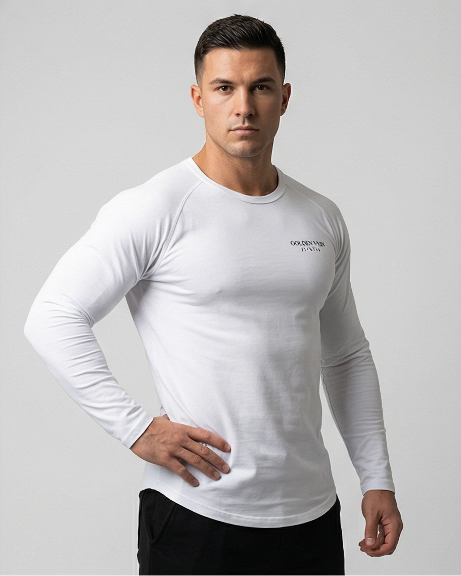 Weißes Golden Vein Performance Longsleeve, 45-Grad-Ansicht eines sportlichen männlichen Models im Studio; moderner, cleaner Athleisure-Look.
