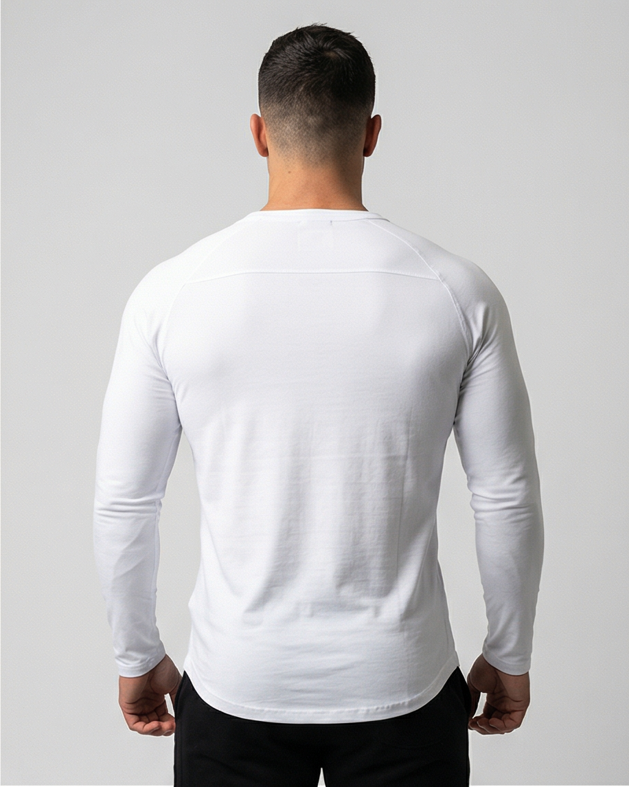 Weißes Golden Vein Performance Longsleeve, Rückansicht an einem männlichen Model; glatter Stoffverlauf und definierte Rückenpartie.