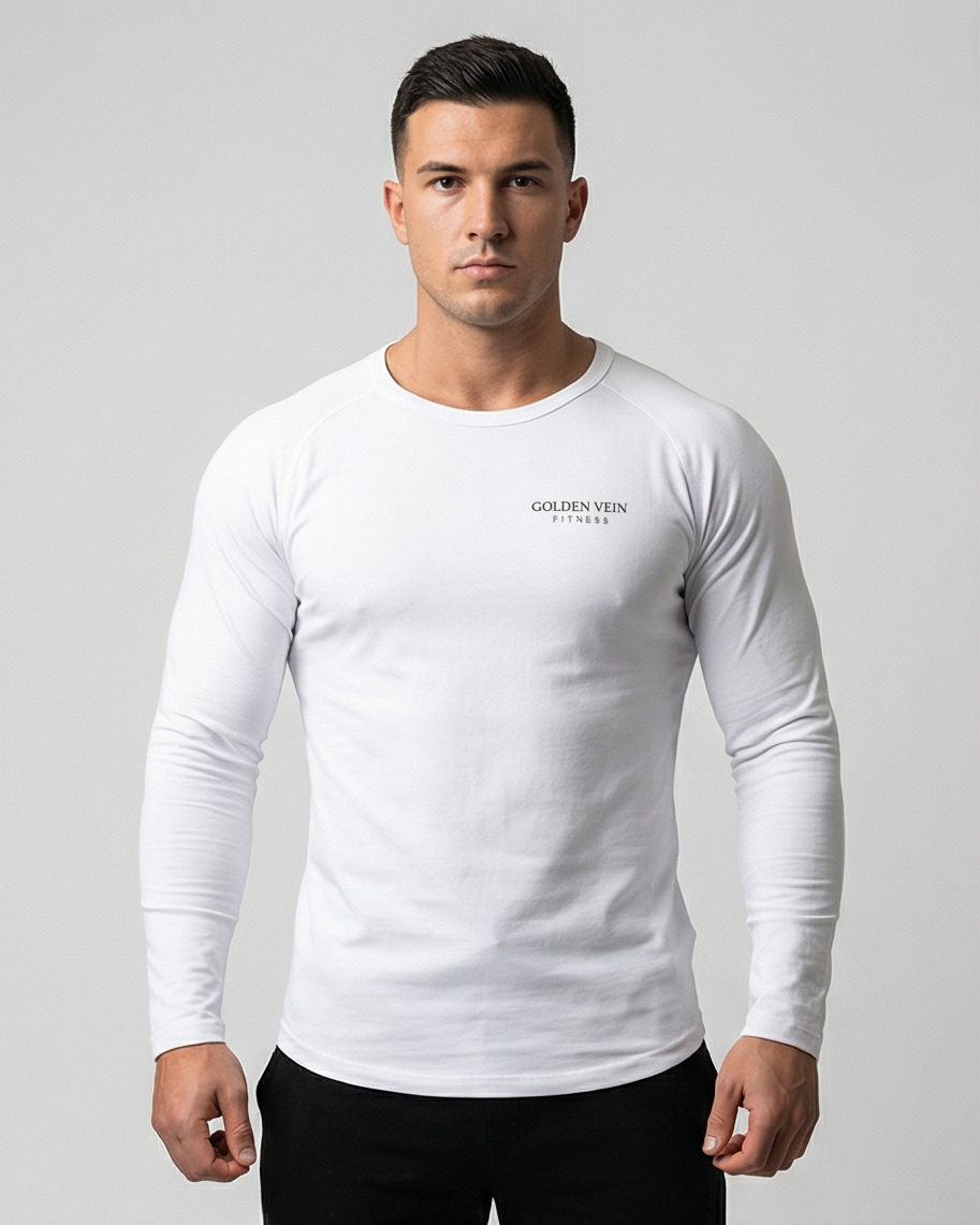 Weißes Golden Vein Performance Longsleeve, frontale Studioaufnahme an einem männlichen Fitness-Model; eng anliegende Passform und glatter Funktionsstoff.