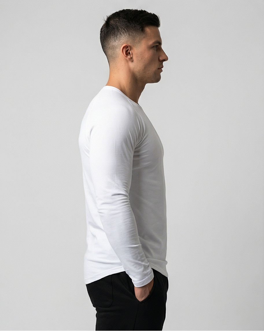 Weißes Golden Vein Performance Longsleeve, seitliche Studioansicht eines männlichen Models; Fokus auf Silhouette, Ärmelstruktur und sportliche Linien.