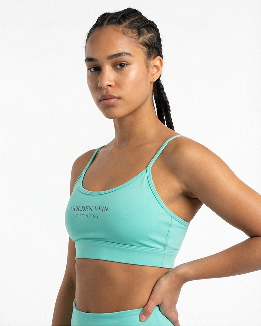 Aquamarinfarbener Golden Vein Performance Sports Bra, 45-Grad-Ansicht eines sportlichen weiblichen Models im Studio; moderner Athleisure-Look mit stabiler Passform.