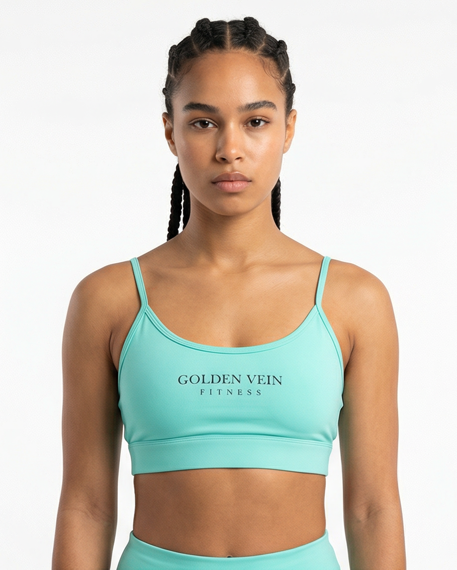 Aquamarinfarbener Golden Vein Performance Sports Bra, frontale Studioaufnahme an einem weiblichen Fitness-Model; sportlicher, stabiler Schnitt und glatte Stoffstruktur.