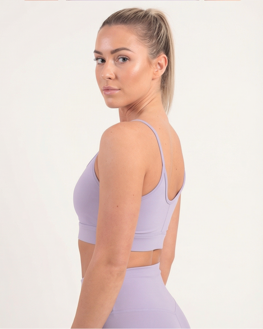 Lavendelfarbener Golden Vein Performance Sports Bra, 45-Grad-Ansicht eines sportlichen weiblichen Models im Studio; moderner, figurbetonter Athleisure-Look.