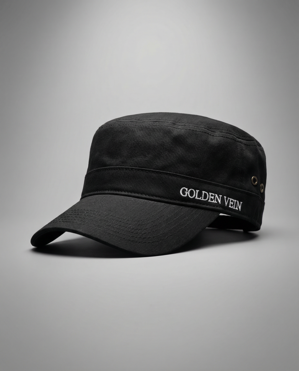 Schwarze Golden Vein Tactical Cap, 45-Grad-Ansicht im Studio; sportlicher, minimalistischer Look mit gebogenem Schirm.