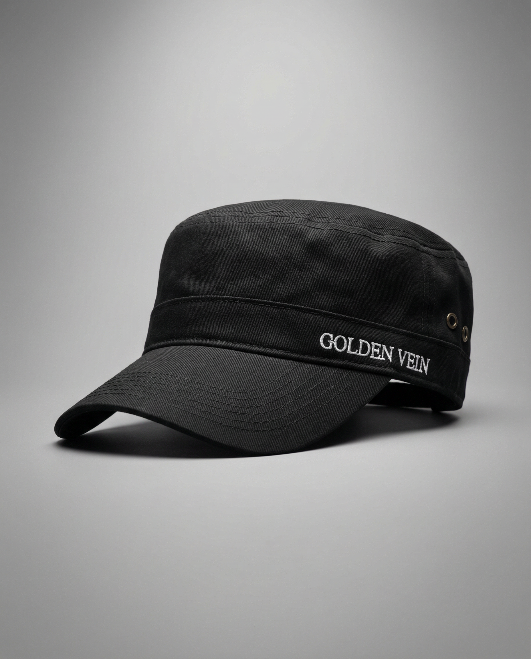 Schwarze Golden Vein Tactical Cap, 45-Grad-Ansicht im Studio; sportlicher, minimalistischer Look mit gebogenem Schirm.