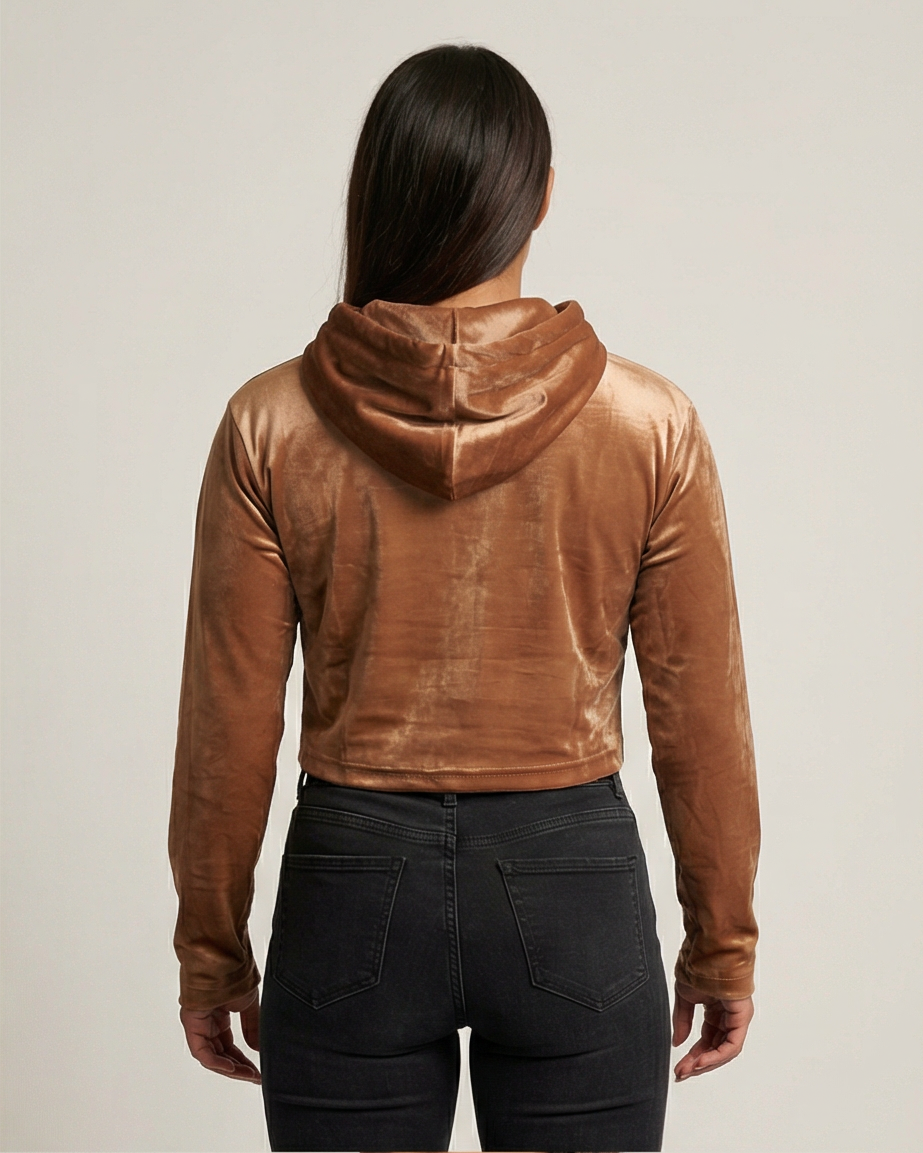 Golden Vein Velvet Cropped Hoodie in karamellbraun, Rückansicht an einem weiblichen Fitness-Model; glatter Stoffverlauf und kurze Rückenlänge.