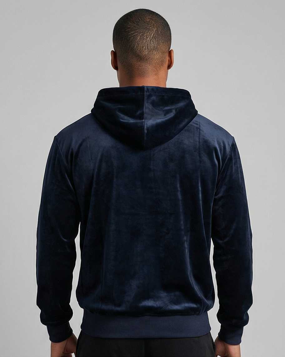 Rückansicht des Golden Vein Velvet Performance Hoodie in Navy, samtige Oberfläche und Kapuze klar erkennbar.