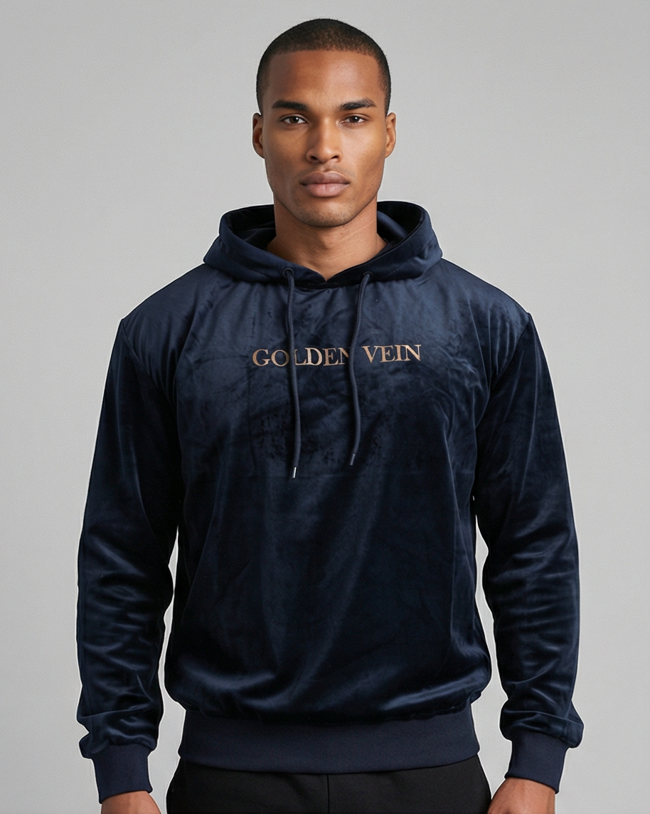 Frontansicht des Golden Vein Velvet Performance Hoodie in Navy, getragen von männlichem Model, luxuriöse Samtstruktur und goldenes Logo sichtbar.