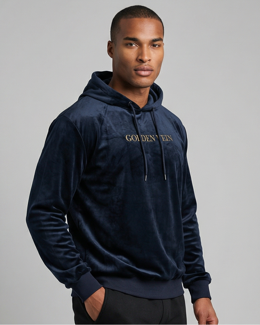 45-Grad-Ansicht des Golden Vein Velvet Performance Hoodie in Navy, goldenes Logo und Velvet-Textur deutlich sichtbar.