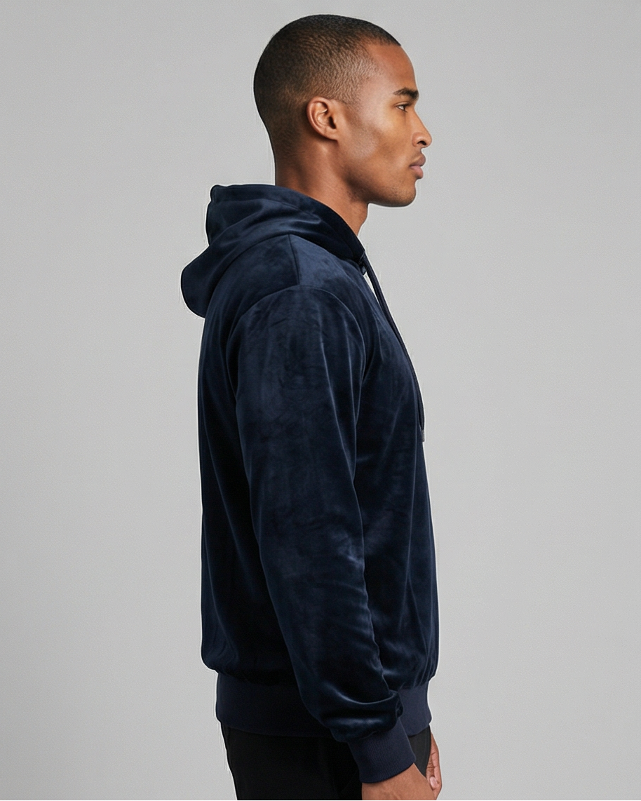 Seitenansicht des Golden Vein Velvet Performance Hoodie in Navy, samtiger Stoff und Passform des Hoodies sichtbar.