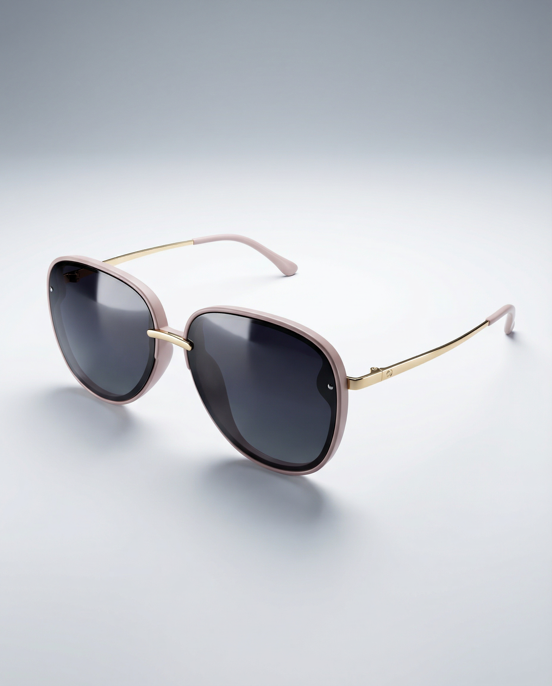 Lila Golden Vein „Aurelia“ Sonnenbrille mit leicht getönten Gläsern, elegant geschwungenem Rahmen und goldfarbenen Details, fotografiert vor neutralem Studiohintergrund.